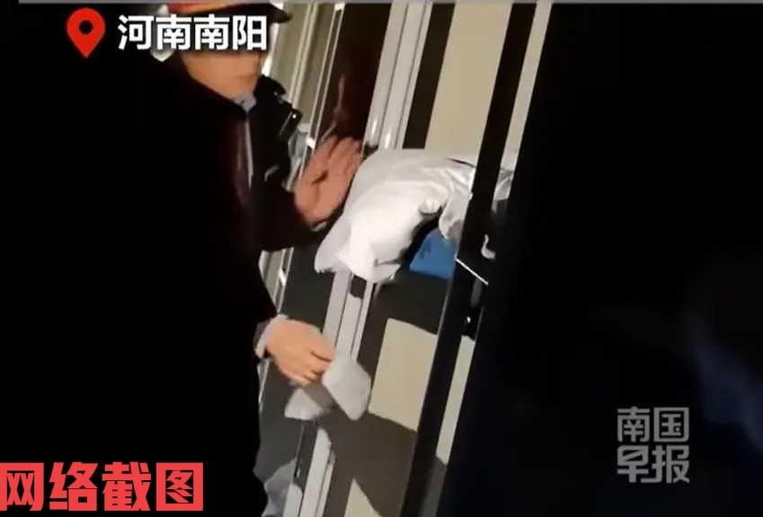 河南南阳有女子乘坐火车卧铺遇奇事。原来在女子夜间休息时，突然闻到有异味存在，