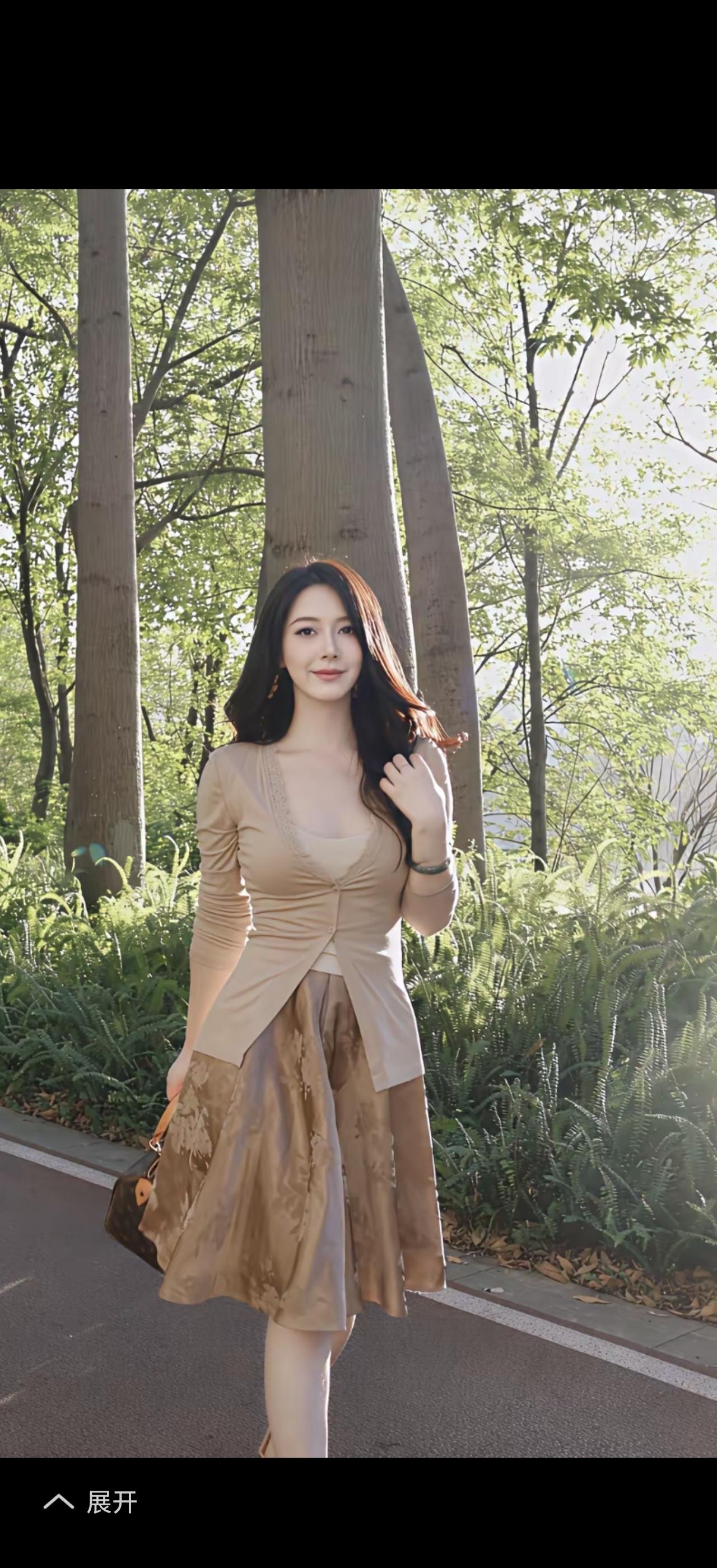 优雅漫步在林间小道，感受自然的美好。