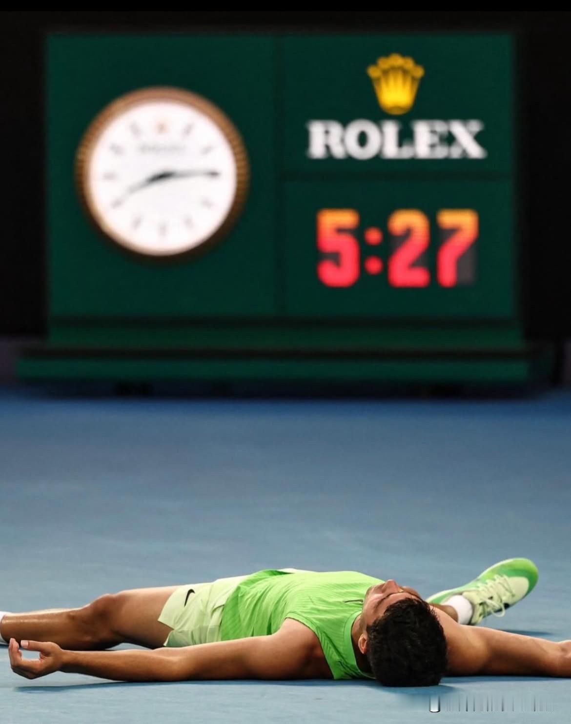 德约科维奇能在对阵辛纳的五盘大战中胜出，部分得益于前几轮对手的弃权或退赛，使他得