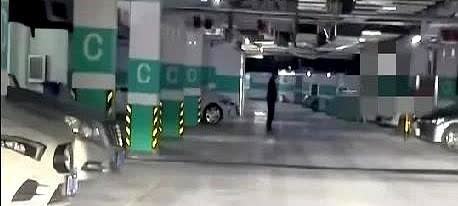 内蒙古一男子坚持6年在地下车库接妻子，妻子是初中班主任，晚自习结束还要查宿舍，常