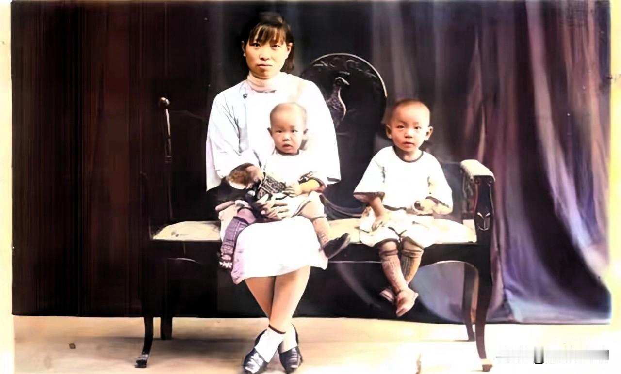 1931年北平，周岁的袁隆平与母亲、兄长合影。儿时的他眼神灵动，这张旧照也成为珍