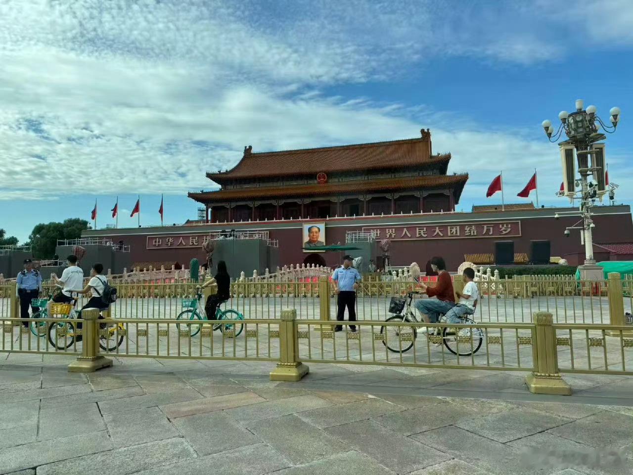 座位已经安装好了，就等那一句标兵就位！10天后一起看阅兵热点现场​​​