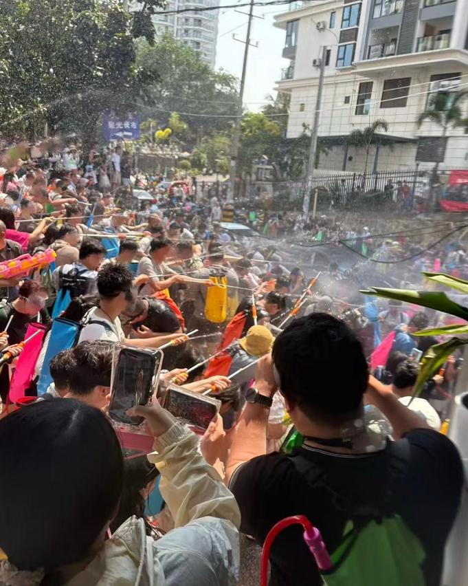 泰国泼水节事件，说到底还是咱们国内太安全了，让大家觉得全世界都这样。近日，泰
