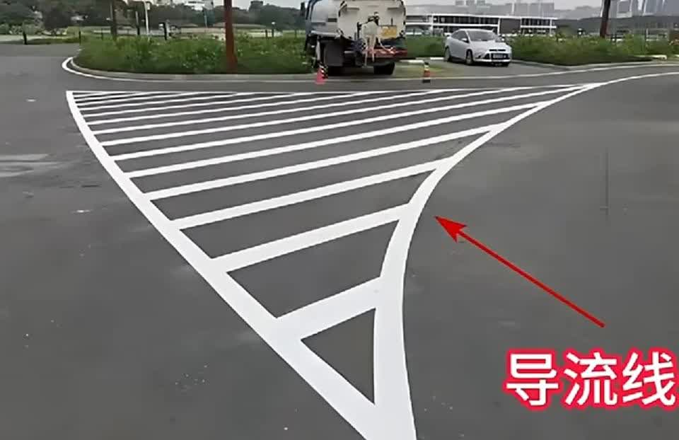 认识一下高速公路上的三种标线————第一个：导流线导流线区域内