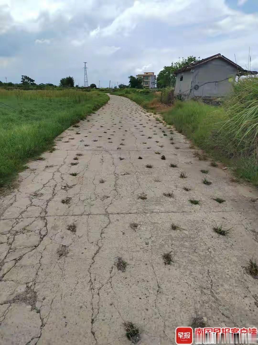 广西钦州一村道，在去年9月留下200多米的路没修，被凿出大量密密麻麻的洞眼，电动