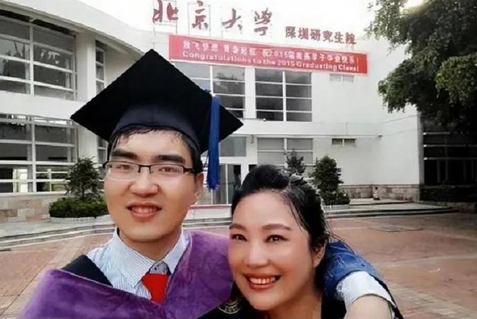 她是武汉一女教师，新婚后不久怀孕，不料，孩子刚出生，丈夫竟脸色大变：“你要这个孩