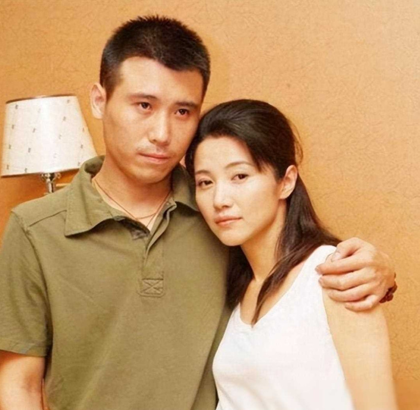 当年李乃文结婚后，老婆黄曼让他把钱全部上交，李乃文照做，可有次黄曼打扫卫生时，却