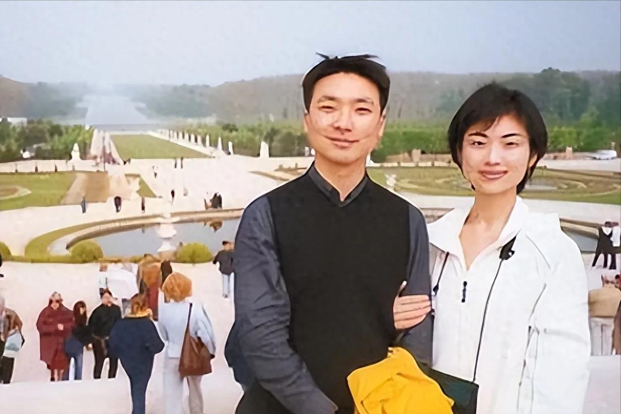 康辉和妻子都是在央视工作，两人因工作很忙，婚后坚持做克丁族，一心投身于事业中，母