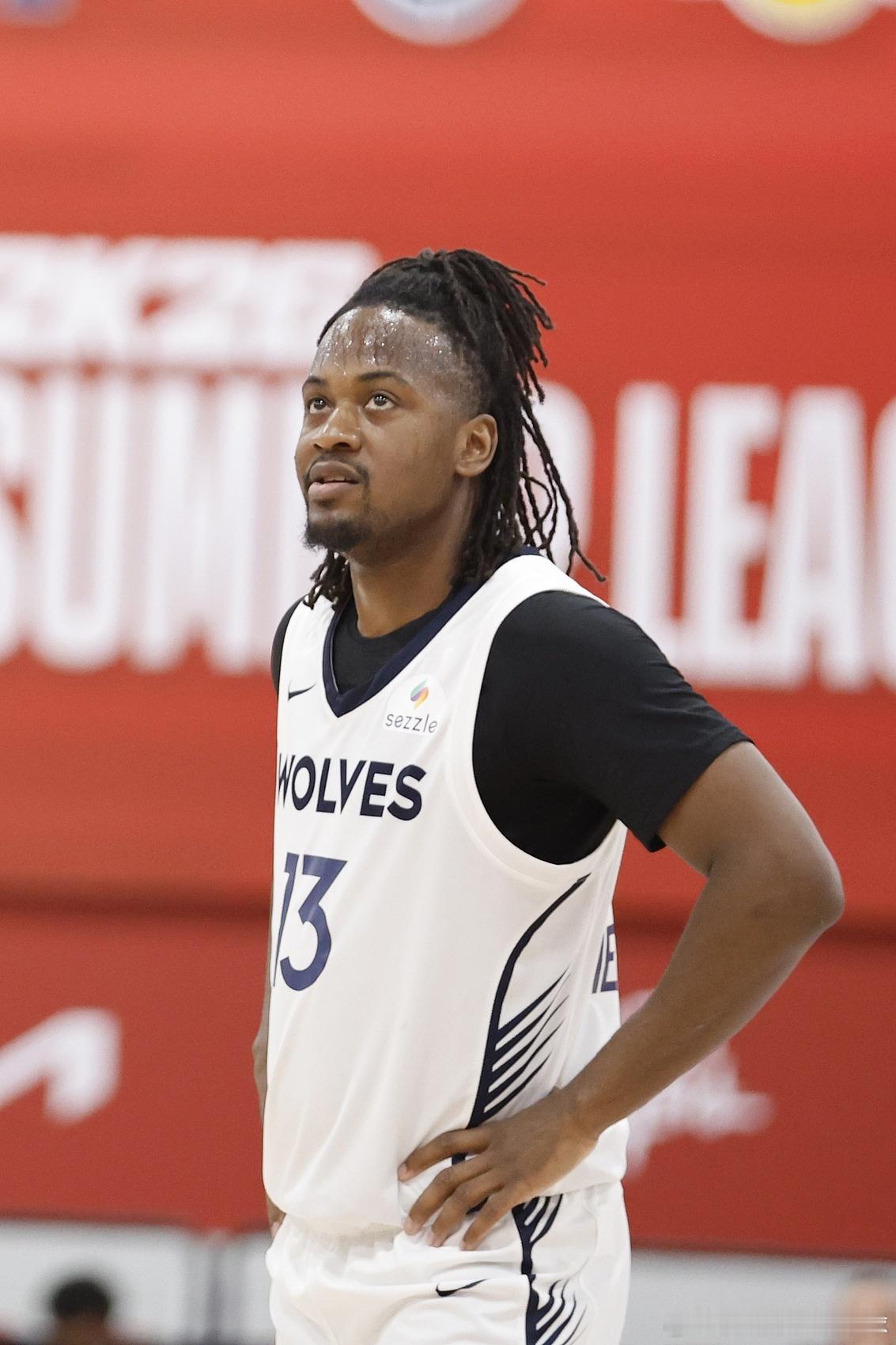 据JakeFischer报道，消息人士透露，火箭￼已与后卫特里斯滕·牛顿签下双