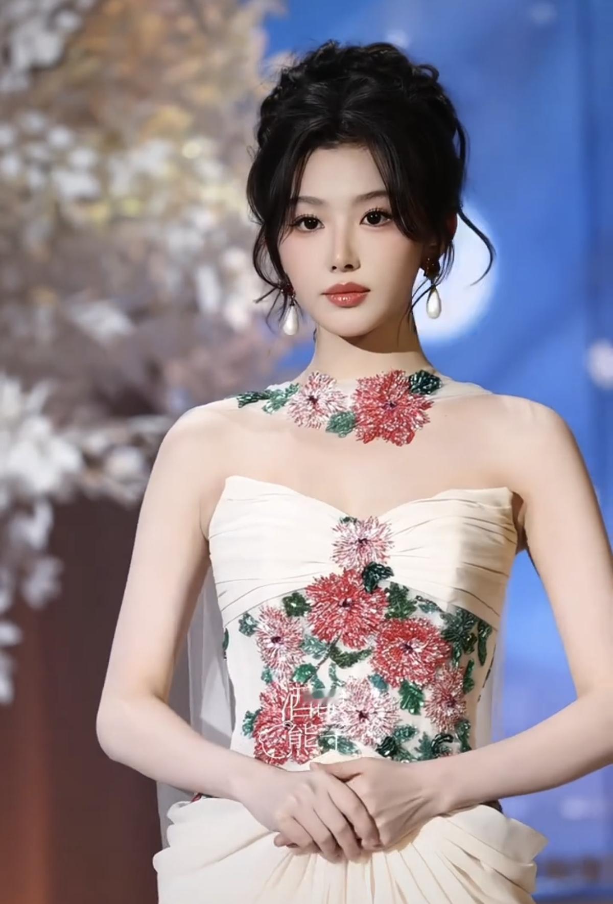 孔雪儿穿上抹胸花裙，尽显优雅气质。精致的抹胸设计，勾勒出优美的肩颈线条，花裙的灵