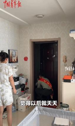 “万万没想到！”河北一小伙退伍回到家，妻子抱着孩子开门迎接，本以为会得到丈夫拥抱
