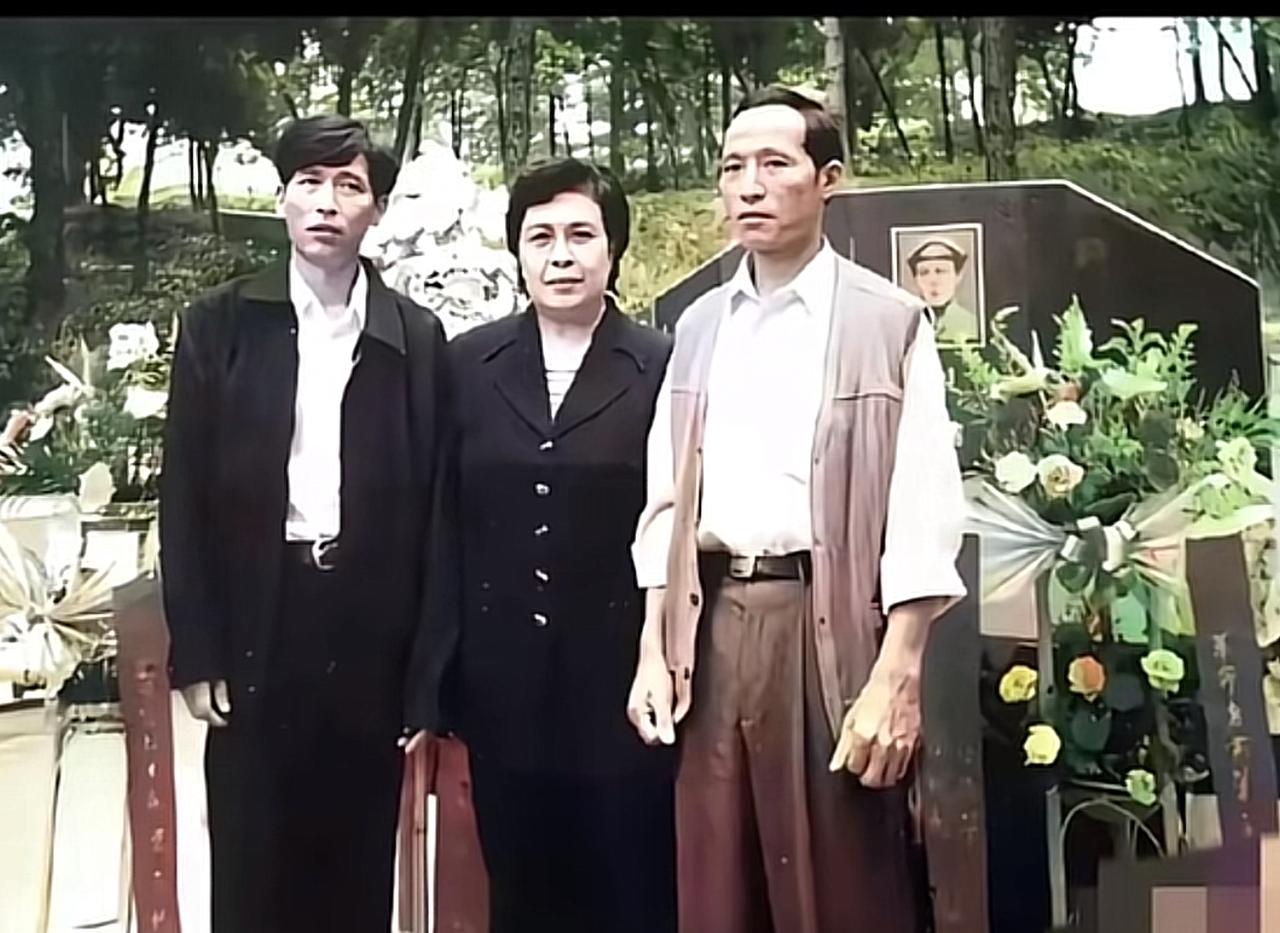 1998年广州白云山墓园，曾春华、陶斯亮、石来发三人合影于此，前来祭拜父亲陶铸，