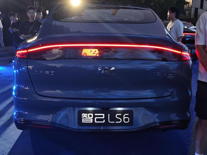 20.99万起! 智己首款增程车预售, 30分钟小订1万台