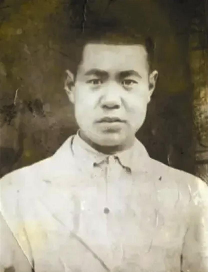 1939年，八路军打了一个大胜仗，连长钟茂华缴获了一件漂亮的军大衣，谁知杨成武看