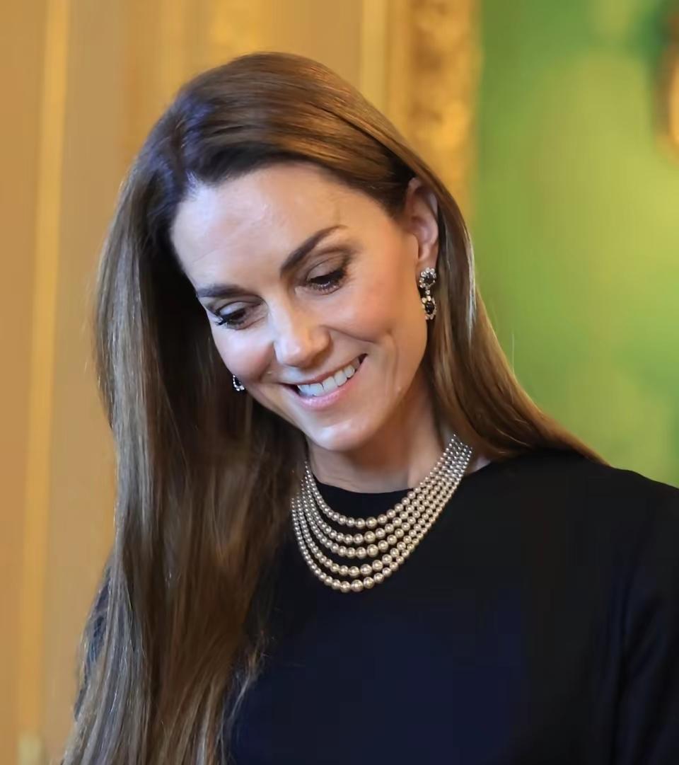 凯特王妃，终归还是走出来了！有了戴安娜的前车之鉴，凯特怎么可能再走老路，王室的