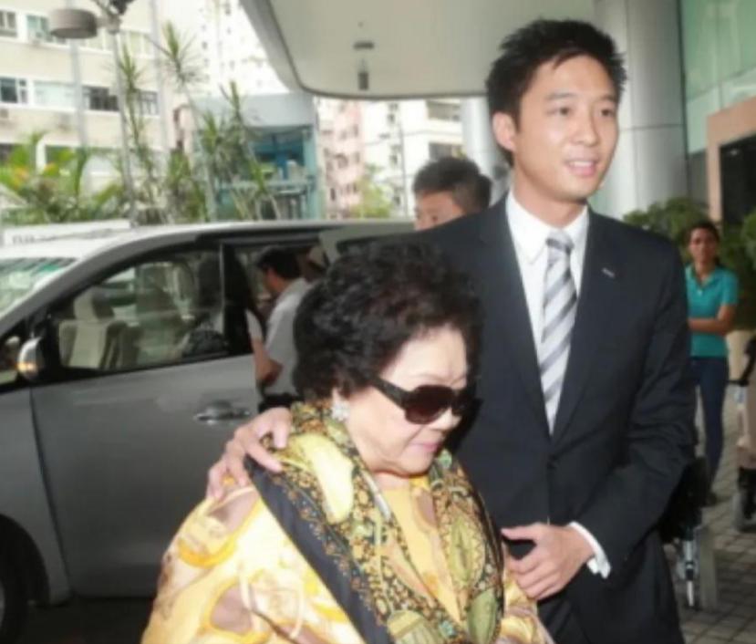 🌞2013年，郭晶晶诞下长子霍中曦，90岁太奶奶吕燕妮在孙子霍启山搀扶下亲