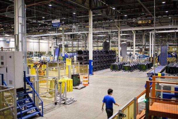 一位美籍华人表示中国人不要太自大，美国之所以去工业化，是因为钢铁，机电，军工，这