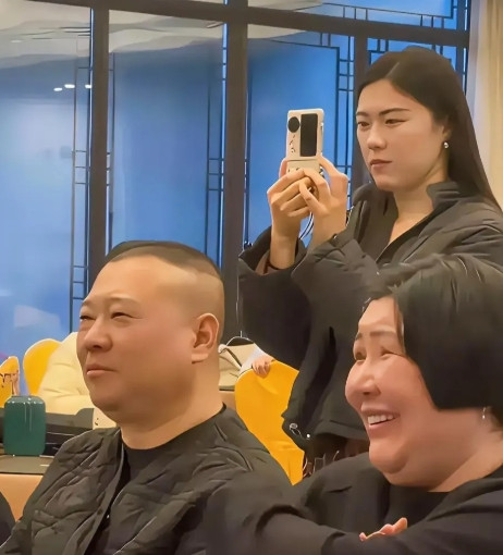 相声表演艺术家——郭德纲老师，和德云社的董事长——王惠女士，二人带着助理，并排坐