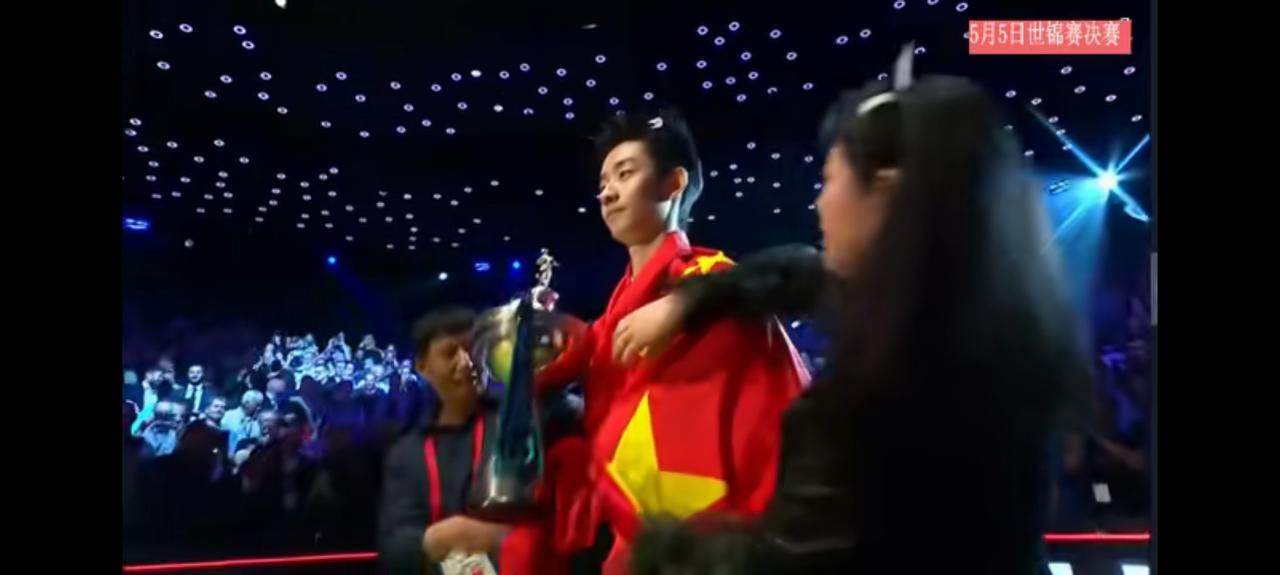 🏆🎉冠军时刻！荣耀加冕，梦想成真！🎉🏆这一刻，整个赛场都沸腾了！欢呼声