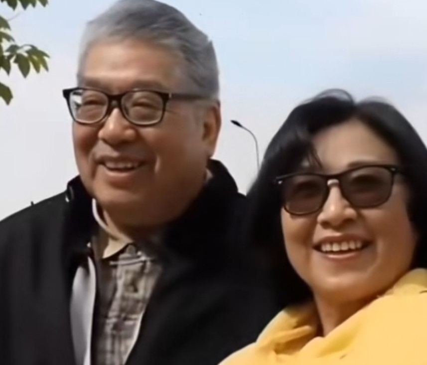 李连杰前妻黄秋燕与二婚老公的一张留影，他们在美国经营一家中式餐馆两人惺惺相惜非常