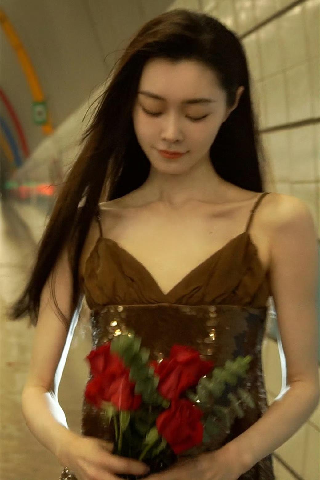 宋轶街头美拍，长发吊带裙，手捧鲜花好甜好美​​​[滑稽笑]宋轶