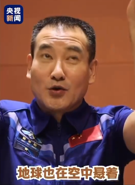 不敢相信，中国宇航员翟志刚返回地球后，表示真的看到地球像气球一样悬浮在太空！地球就静静地悬浮在那里，