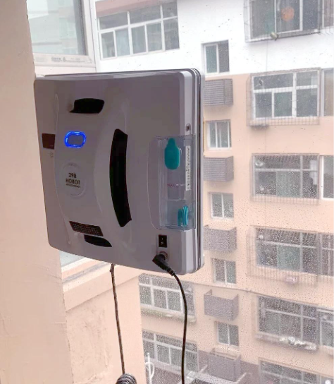 今天我还是下决心下单了，买了一台擦窗机器人。我是怎么想的呢？按说人老了，