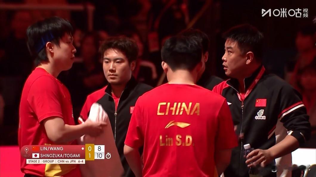 男双输球时：有谁注意到王皓的“严肃表情”？王楚钦林诗栋连输2局，王皓在暂停