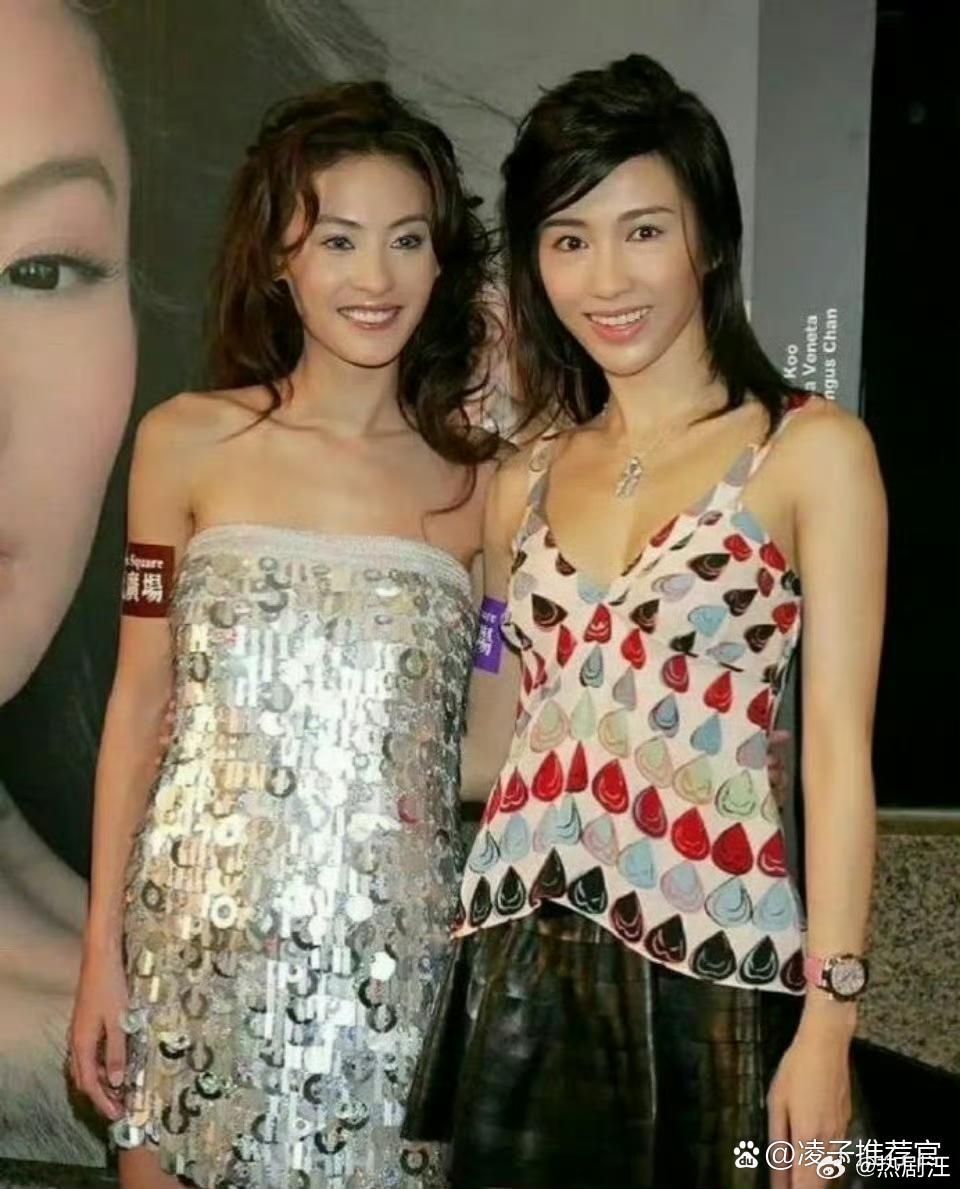 黎姿和张柏芝当年的合照，那时候还没有美颜滤镜，两人看上去颜值不分上下