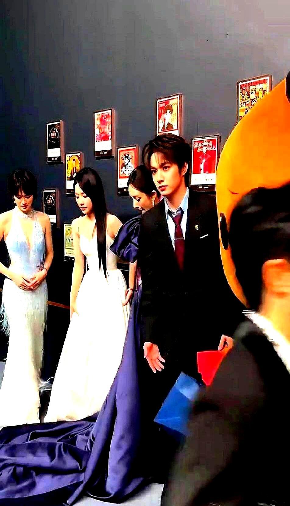 张艺谋面前，杨幂又挤了半寸，宋佳退了半步，姚安娜却直接退到最末端！你可能以