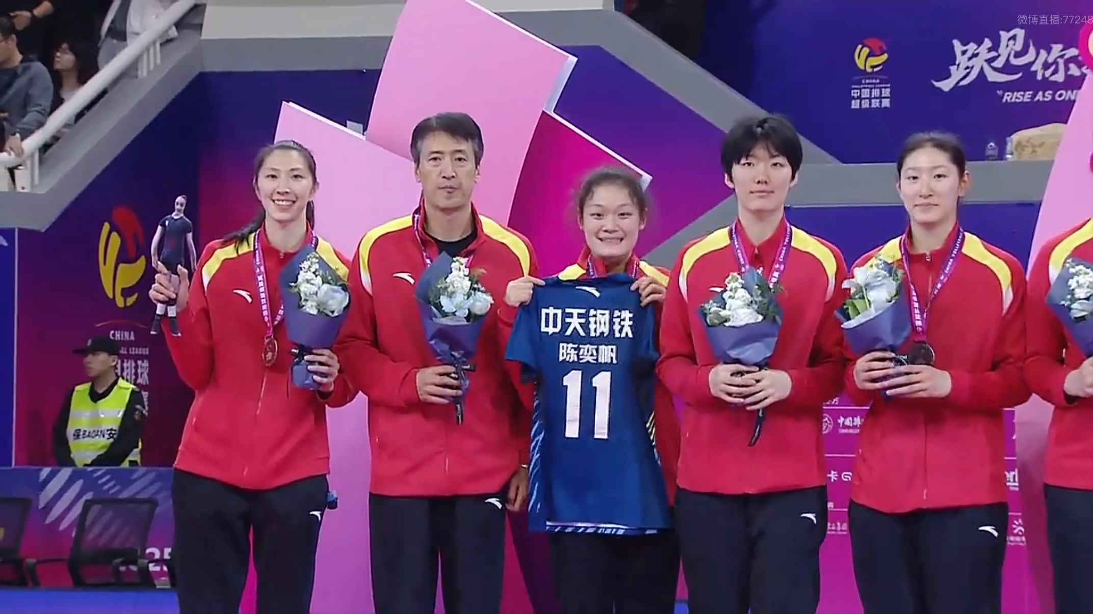 陈奕帆没进名单小吴拿着帆帆的老鼠干就上来领奖了我真服了想起去年带着刁姐球衣去