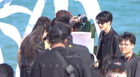 何炅问檀健次孟子义丁程鑫内搭穿了啥何老师真的是好六团的气氛担当！主动问内搭还扒