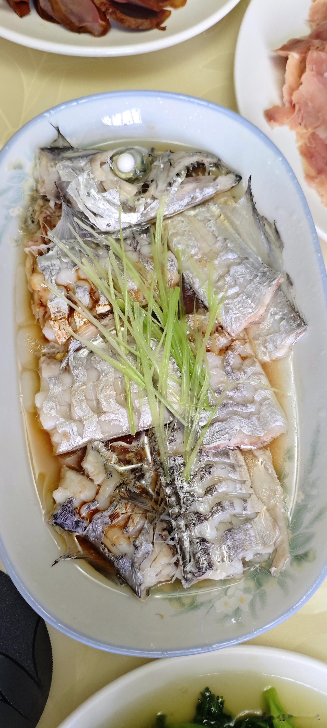 晒出你的本地生活周末去买菜，带鱼非常新鲜，没买多，就买了一条，清蒸一下，鱼肉鲜嫩