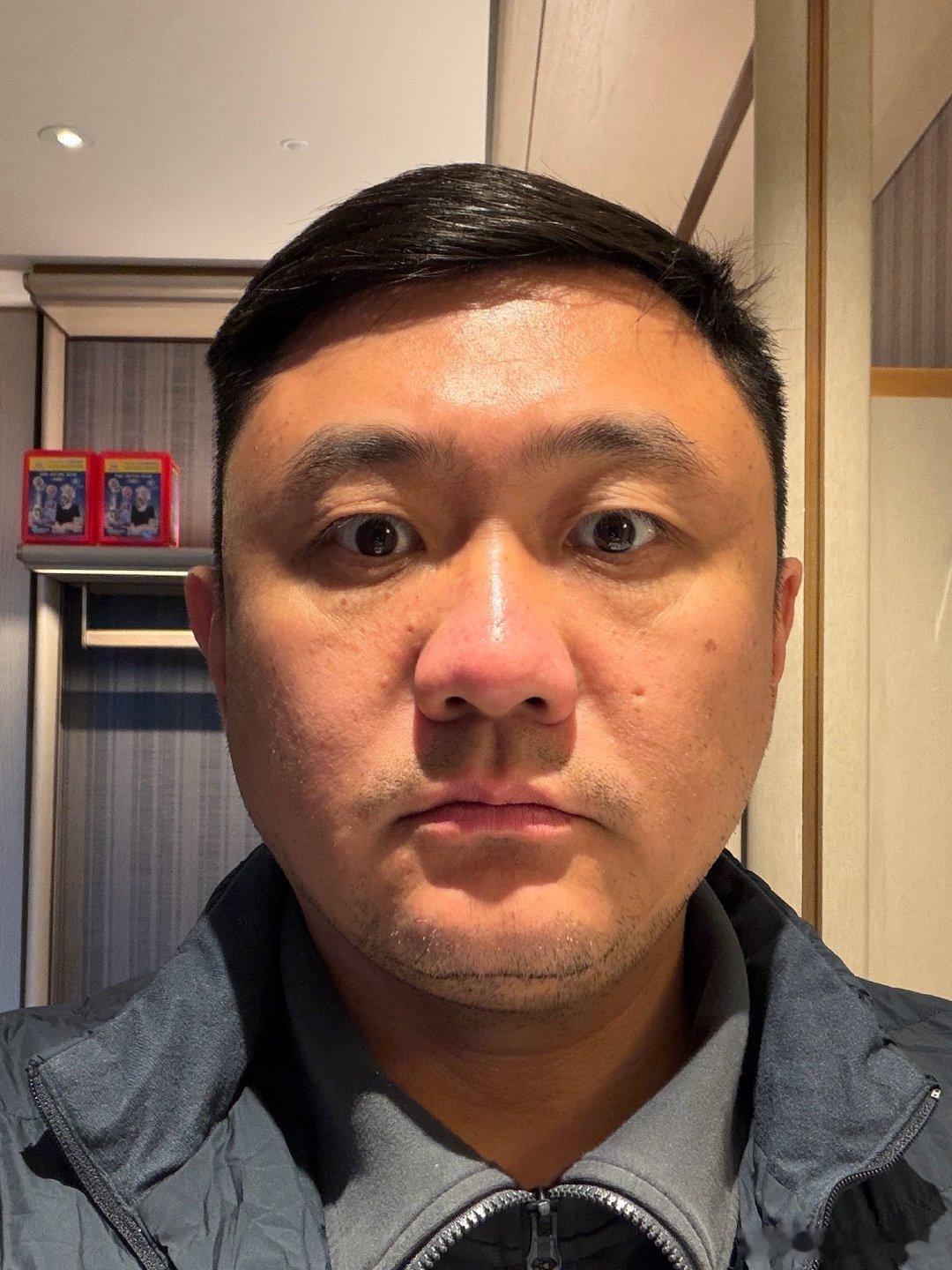 戴了一天的帽子头勒得有点疼，就想不戴帽子了。但是把帽子摘了一看，好像这个形象有点