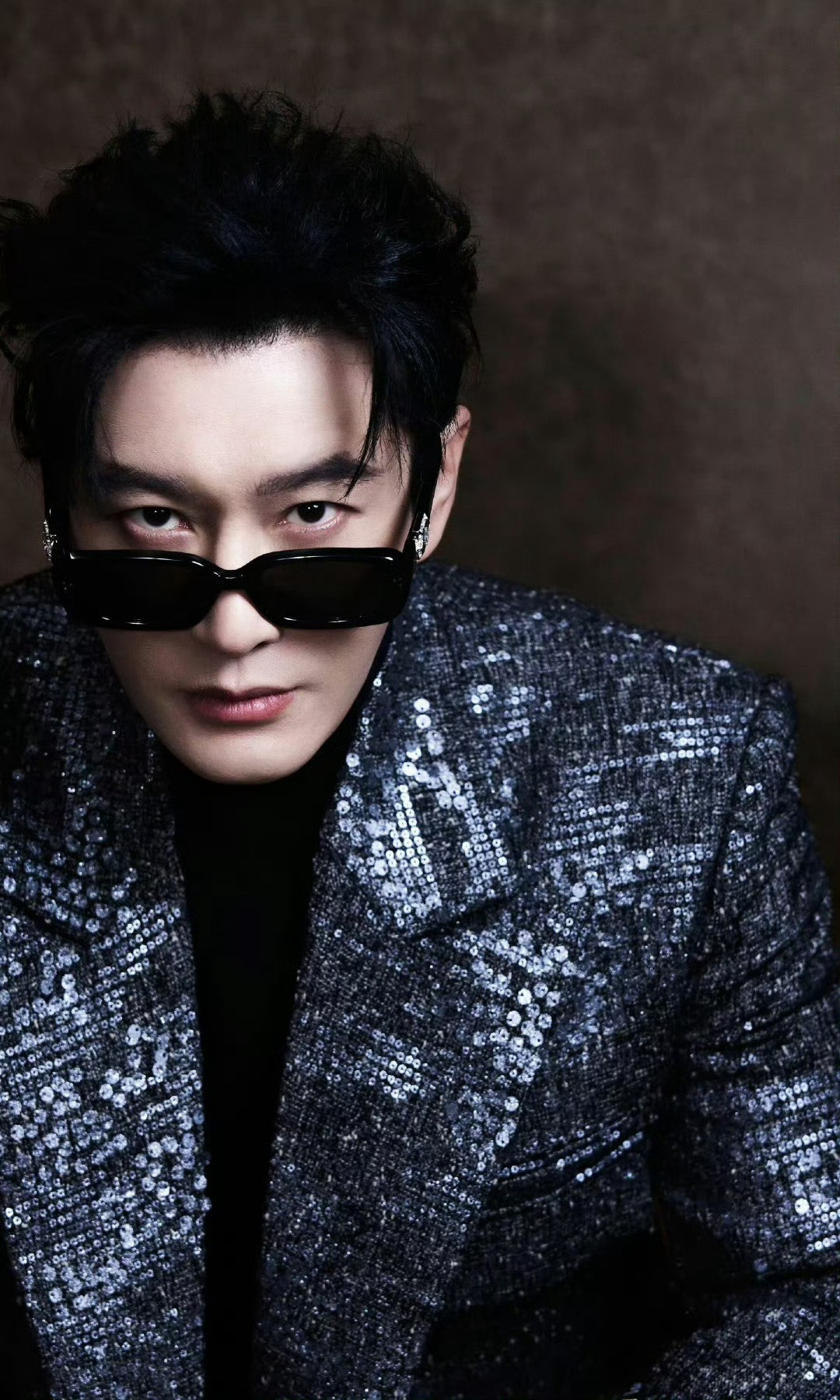 黄晓明亮片流苏战袍黑银细闪铺满身，流苏随步伐轻晃。墨镜一戴，皮手套一扣——黄晓