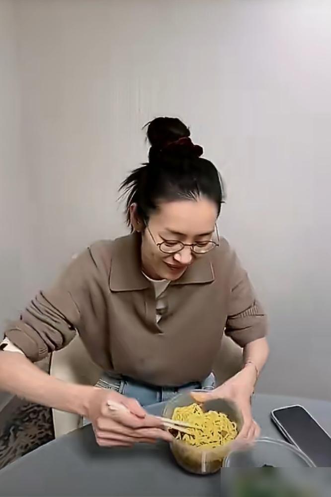 一份面，刘雯只吃三口，剩下的井柏然吃一天。我们这代人年轻时也追过星，但现在看