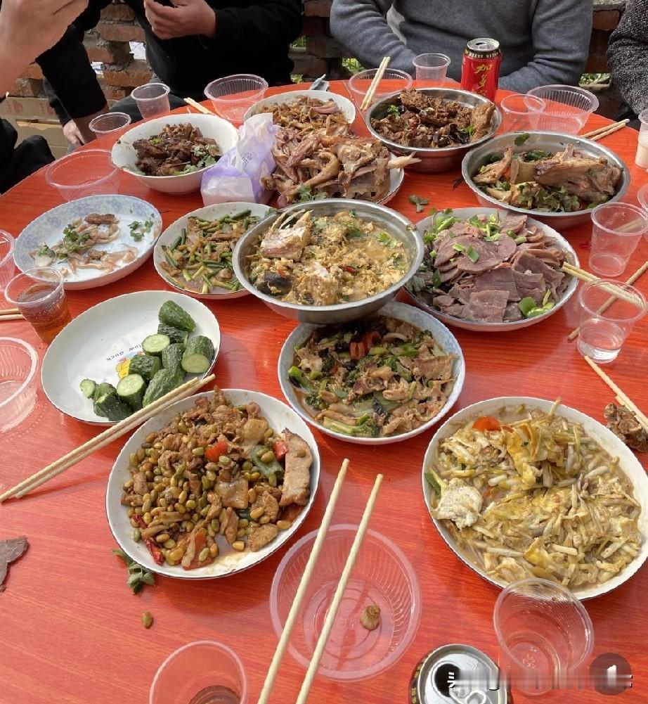 这年，不过也罢！谁懂啊！桌上摆着硬菜，杯里倒着好酒，可一桌子亲戚坐在一起，