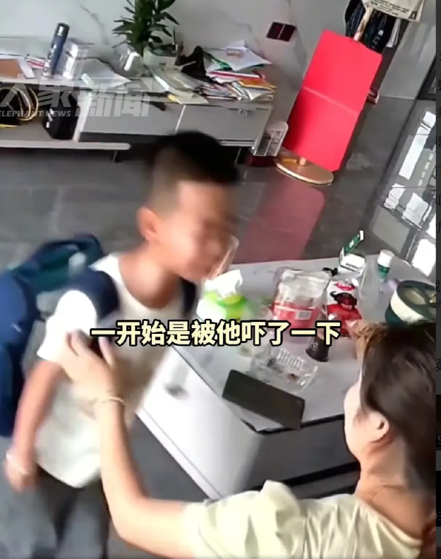 江西赣州一小男孩放学后一言不发，径直走到妈妈身前“扑通”一声跪下！妈妈心中一惊，