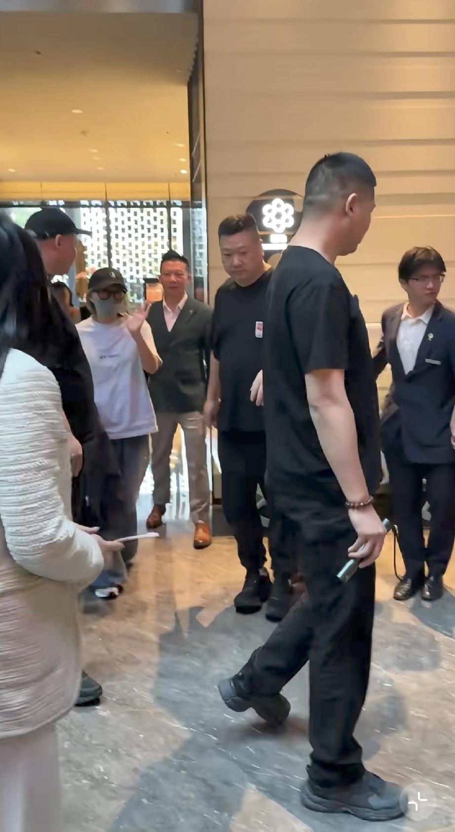 孙燕姿在苏州开演唱会，早上酒店吃个早餐太难了，被很多人围观，被很多人保护，同时有