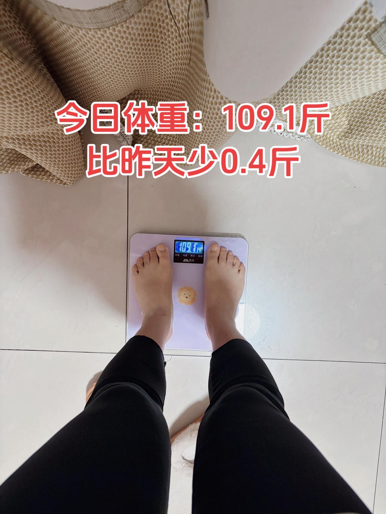 姐妹们，十一月还有八天，你们都瘦了几斤呀？泪水打湿我的减脂餐，发誓瘦到105斤