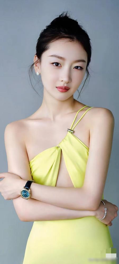 周冬雨这两年，起落真够大。2024年补税1200万，片酬直接从3000万跌到