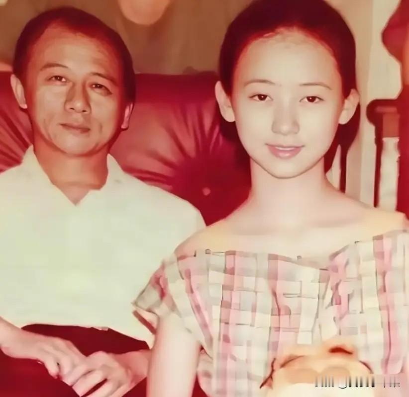 翁虹说：“我父母都是清华的教授，我与他们的矛盾经历了两个十年才算缓解。我父母学