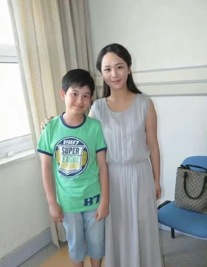 杨紫这是从小美到大啊，和现在几乎没变化，为什么会有人拿脸说事？​​​