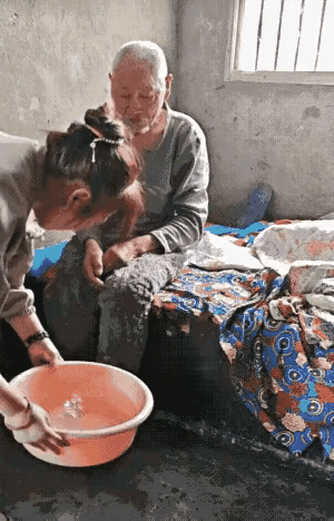 网友无奈了:父亲老年痴呆不认人了，女儿来家里伺候父亲。女儿打了一盆水想给父亲洗个