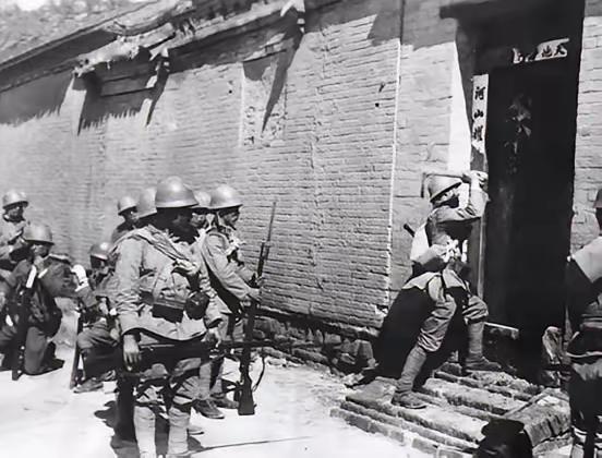 1945年，天色阴沉，嫩江东岸三家子村，日本投降后，几名落单的日本兵，如丧家之犬