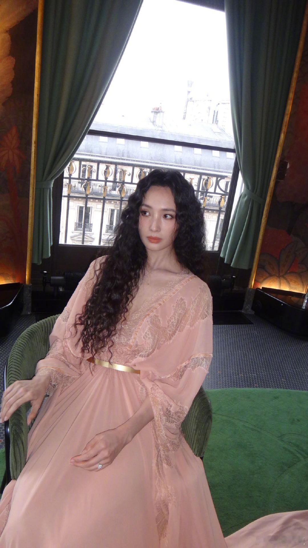 不知道 王紫璇的脸很美妙 王紫璇身穿古典高定玫瑰色纱裙出席巴黎高定时装周，优雅动