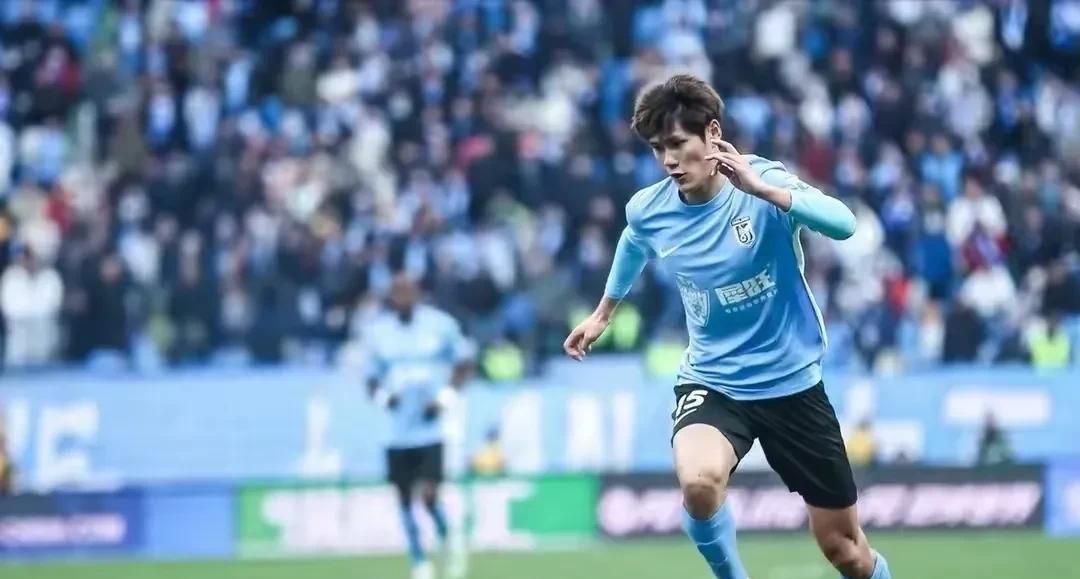 1-0绝杀！大连英博送梅州客家六连败，34岁老将泪别绿茵场