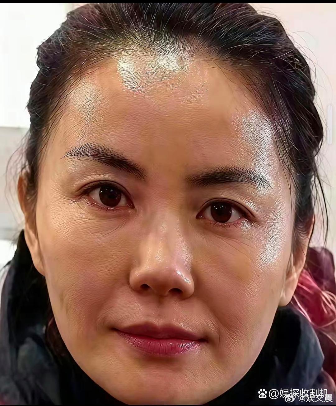 王菲素颜怼脸生图来袭，无滤镜无浓妆，眼角细纹清晰可见，但整体状态丝毫不显疲态，原
