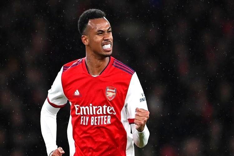 单刀不传，6500万中锋摊手那一刻，萨卡面前只剩门将，却把球带回去。