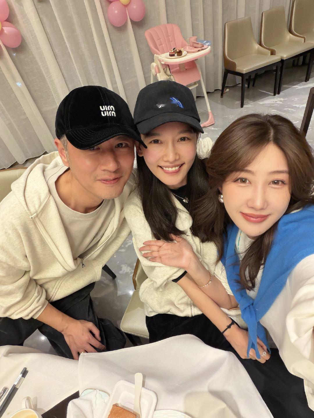 46岁任重和老婆孙骁骁一起到朋友家里做客，夫妻俩第一次大方地公开同框，两个人看起